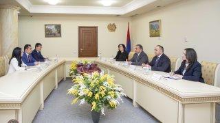 Артур Погосян, приветствуя посла, отметил важность международно-правового сотрудничества, сформированного между Следственным комитетом РА и Посольством РФ в Армении.